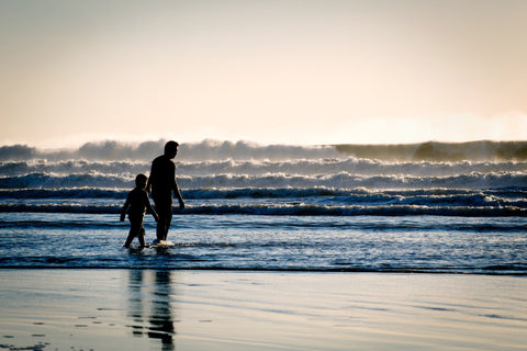 Zwei Menschen an einem leeren Strand – slimpuro