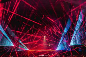 在绿色山谷夜总会的马丁·加里克斯（Martin Garrix）表演期间，红色和蓝色激光在整个房间发光