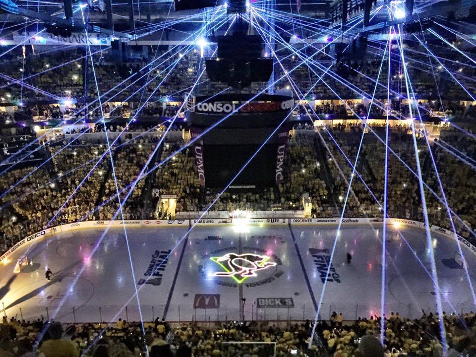匹兹堡企鹅史丹利杯2016 NHL曲棍球在体育场冰上的激光束