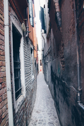 narrow streets of Venice