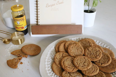 Plate of yummy gingerbread cookies