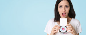 Femme avec un charbon actif pour blanchir les dents.