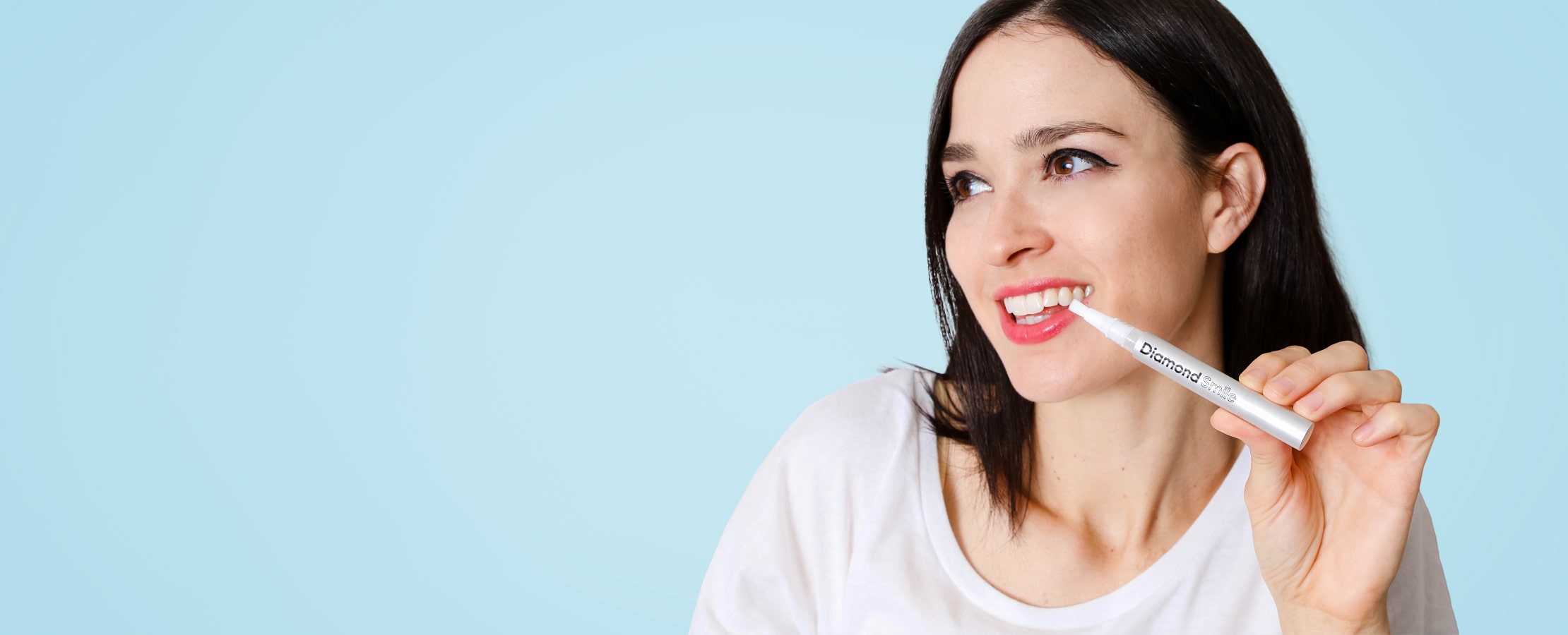 Frau mit Zahnbleaching Stift für hellere Zähne.