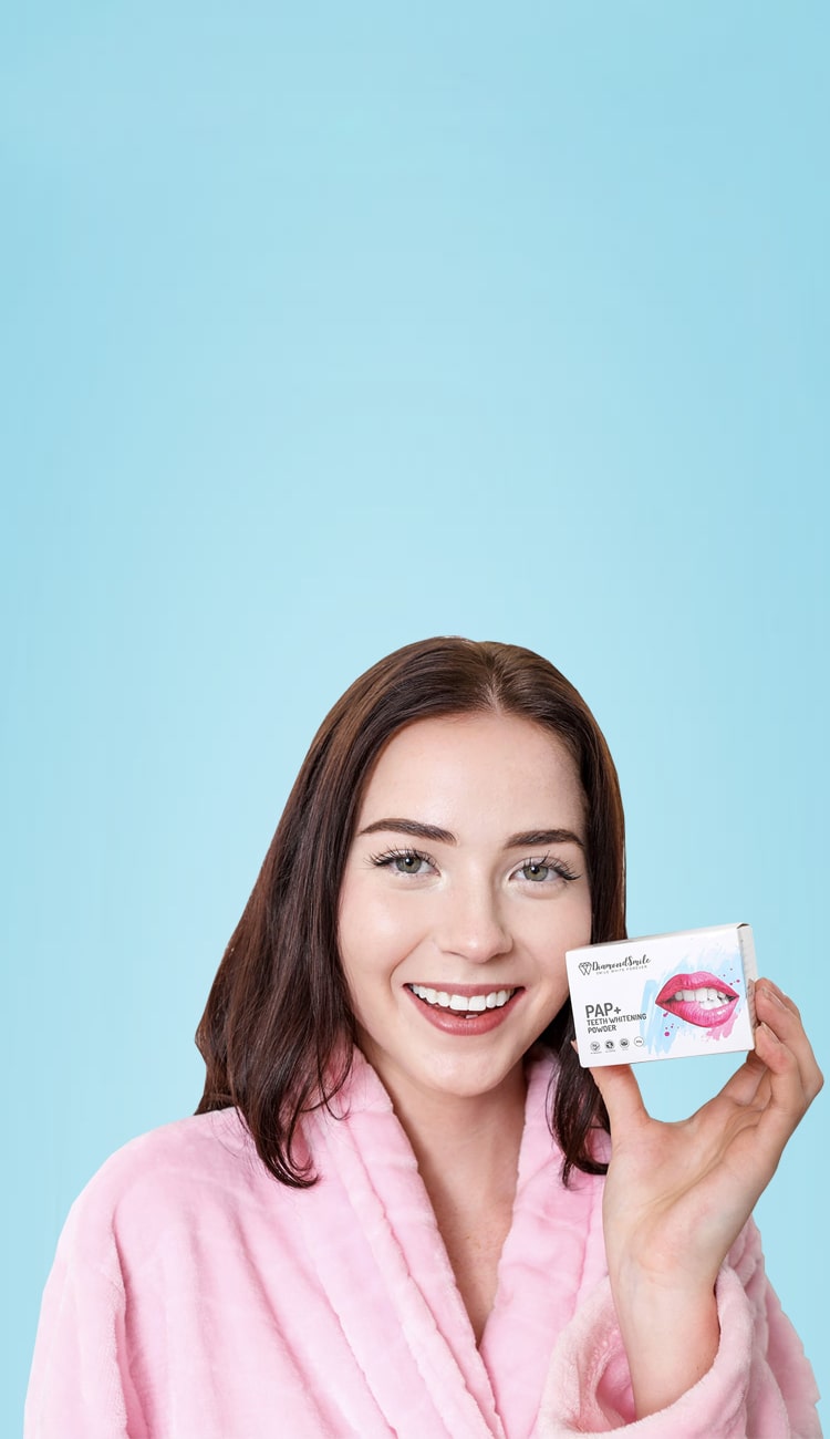 Frau mit einem Premium Zahnbleaching Set und hellen Zähnen.