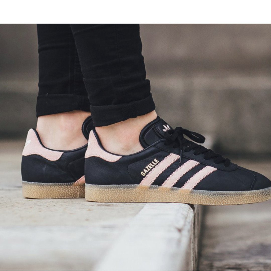 Кроссовки с коричневой подошвой. Adidas Gazelle Black. Adidas Gazelle Black Gum. Adidas Gazelle черные. Adidas Gazelle Vapour.