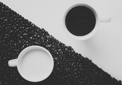 Americano ile filtre kahve arasındaki farkları göstermek için koyulan bir siyah ve beyaz zıtlığını gösteren kahve fotoğrafı.