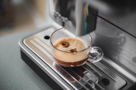 Tam otomatik espresso makinesi ile yapılan bir americano kahvesi.