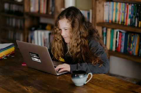 Çocuklar için kafein alımının etkilerini göstermek amacıyla bilgisayar başında kahve içen bir çocuk yer almaktadır.