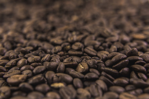 Yan aç%u0131dan çekilmi%u015F bir arada duran kavrulmu%u015F kahve çekirdekleri.