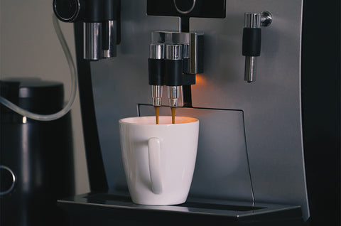 Otomatik latte makinesi ile hazırlanan bir sütlü latte kahve yer almaktadır.