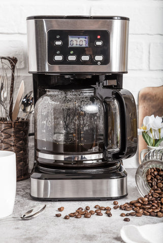 Filtre kahve makinesinde, kahve hazırlanırken, içerisinde sıcak kahve bulunan kahve sürahisi