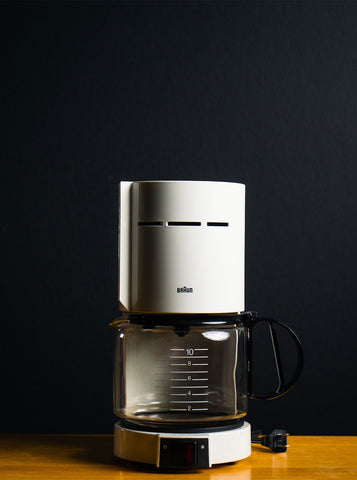 Beyaz renk bir filtre kahve makinesi