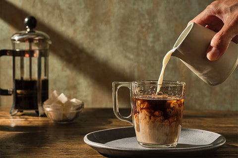 French press ile demlenen filtre kahveye süt eklenerek sütlü filtre kahve yapımı gösterilmektedir.