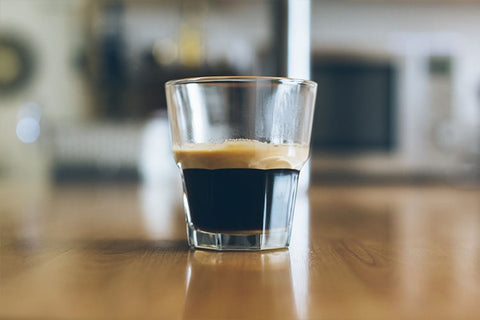 masa üzerinde espresso