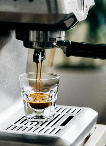 Espresso makinesi ile demlenen bir kahvenin akışı gösterilmektedir.
