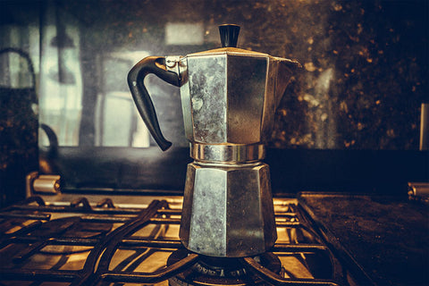 ocak üstünde duran moka pot