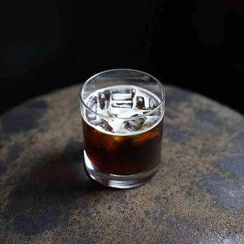 Cam bardağın içinde buzlu Japanese cold brew mermer zeminin üstünde duruyor
