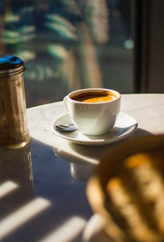 Mermer masa üstünde bir fincan espresso