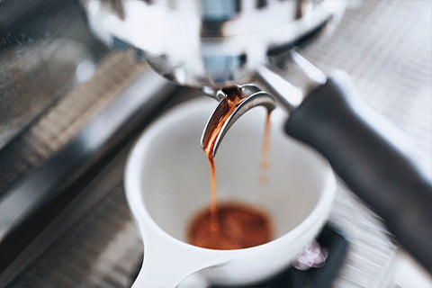 Espresso Makinesinde espresso yap%u0131l%u0131yor