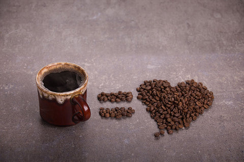kahve kupası eşittir kahve çekirdeklerinden kalp