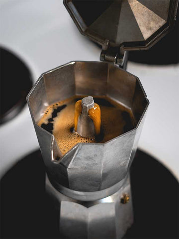 Moka Pot ile demlenen bir kahvenin ekipman içerisindeki görüntüsü yer almaktadır.