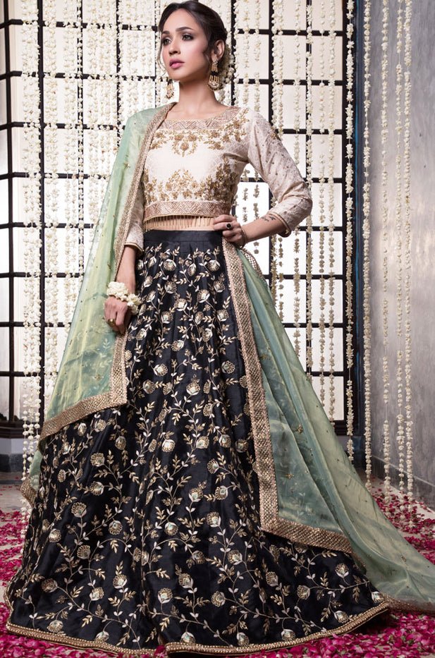 How To Pick The Right Lehenga (AND Blouse Style!) According To Your Body  Shape | WeddingBazaar