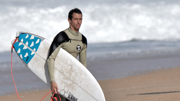 Maxime Huscenot surfing wetsuit sennosen 