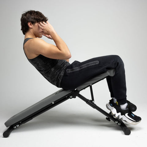 man doing decline bench sit-ups