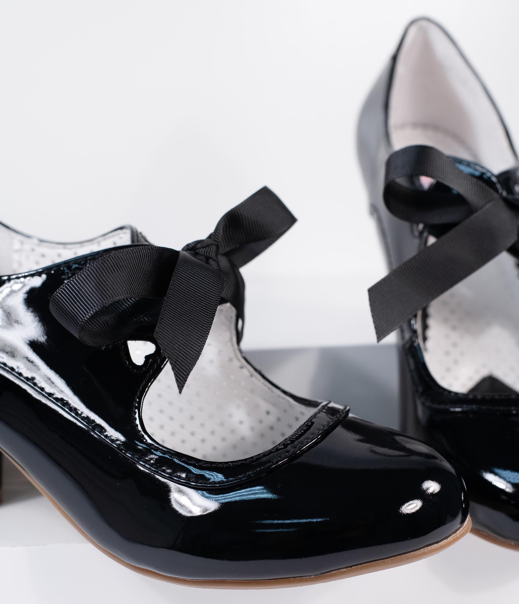 Buy > bow heels black > in stock