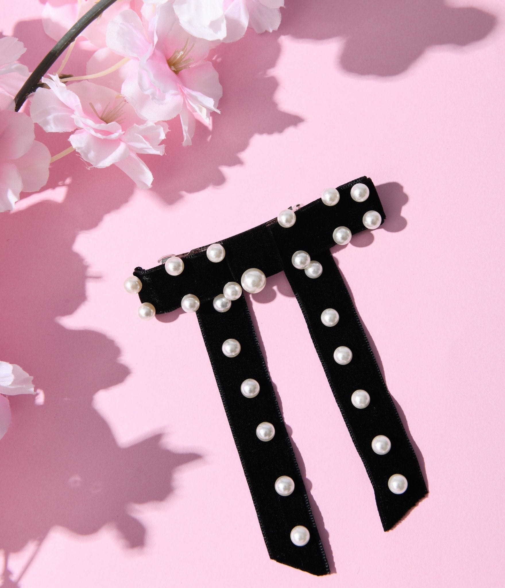 

Black Velvet & Pearl Bow Clip