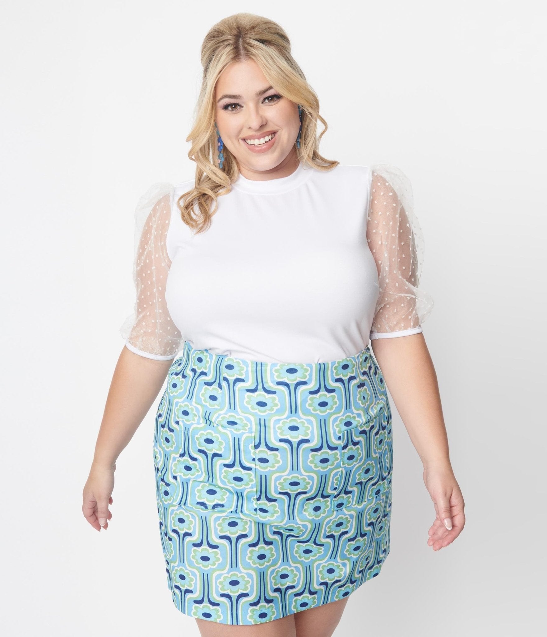 

Plus Size White & Clip Dot Balloon Sleeved Top