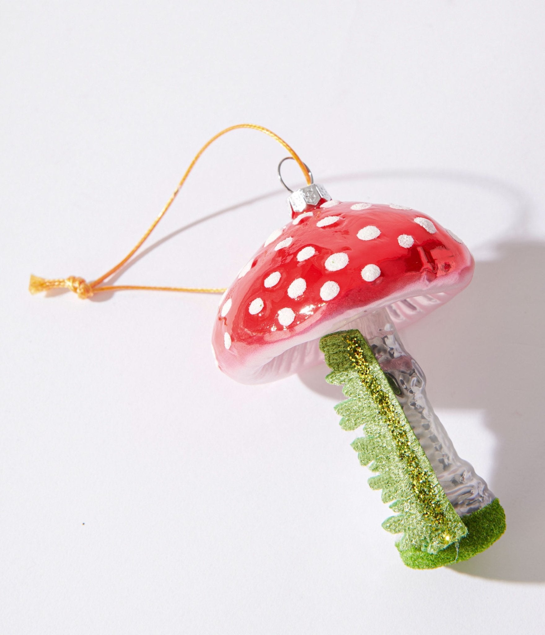 https://cdn.shopify.com/s/files/1/2714/9310/products/red-magical-mushroom-glass-ornament-579544.jpg?v=1703097091