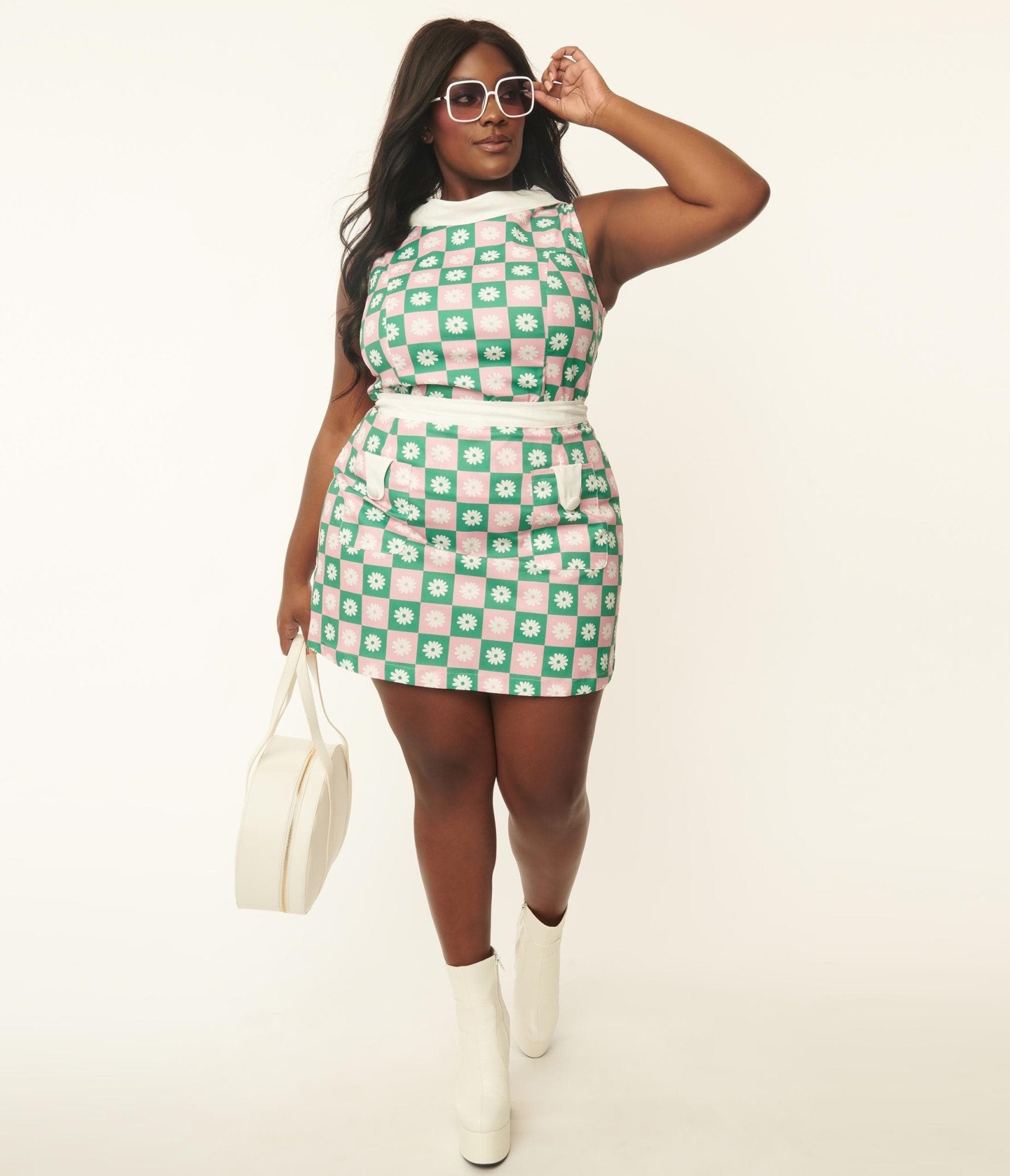 

Smak Parlour Plus Size Green & Pink Checkerboard Daisy Print Mini Skirt