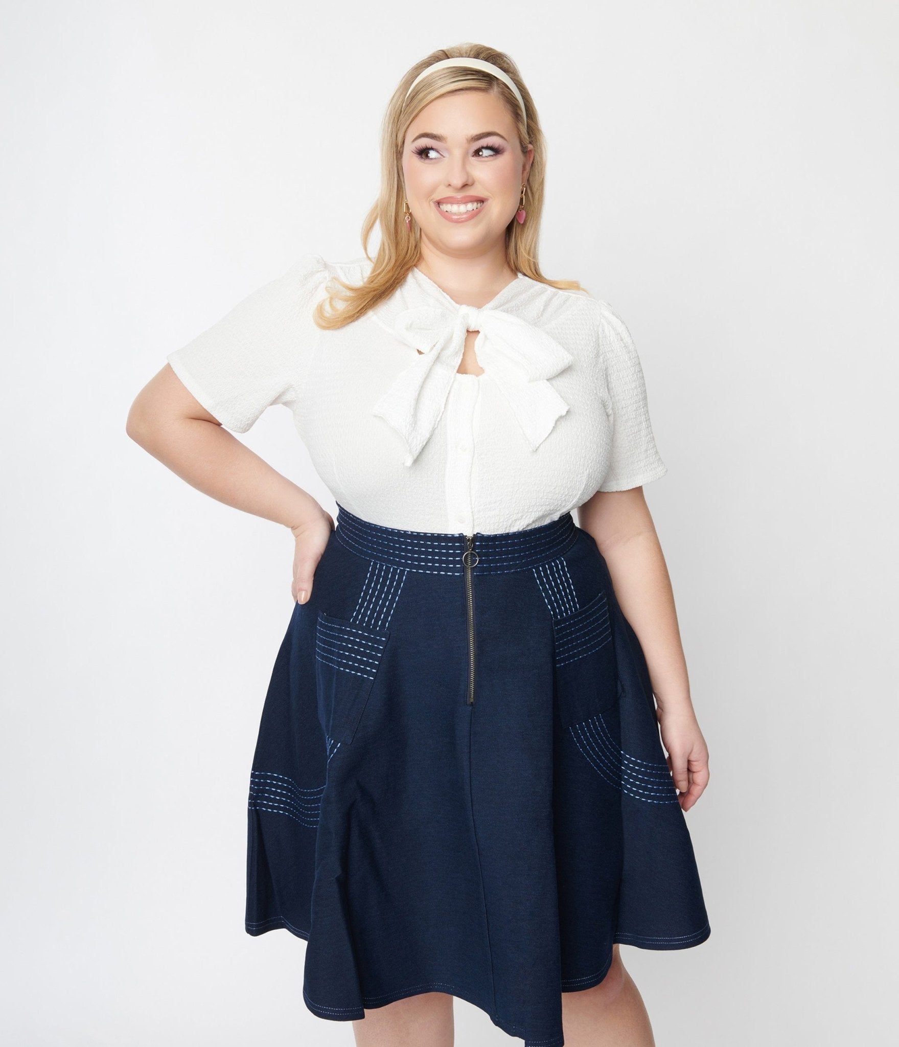 

Unique Vintage Plus Size White Textured Knit Short Sleeve Top With Collar Tie