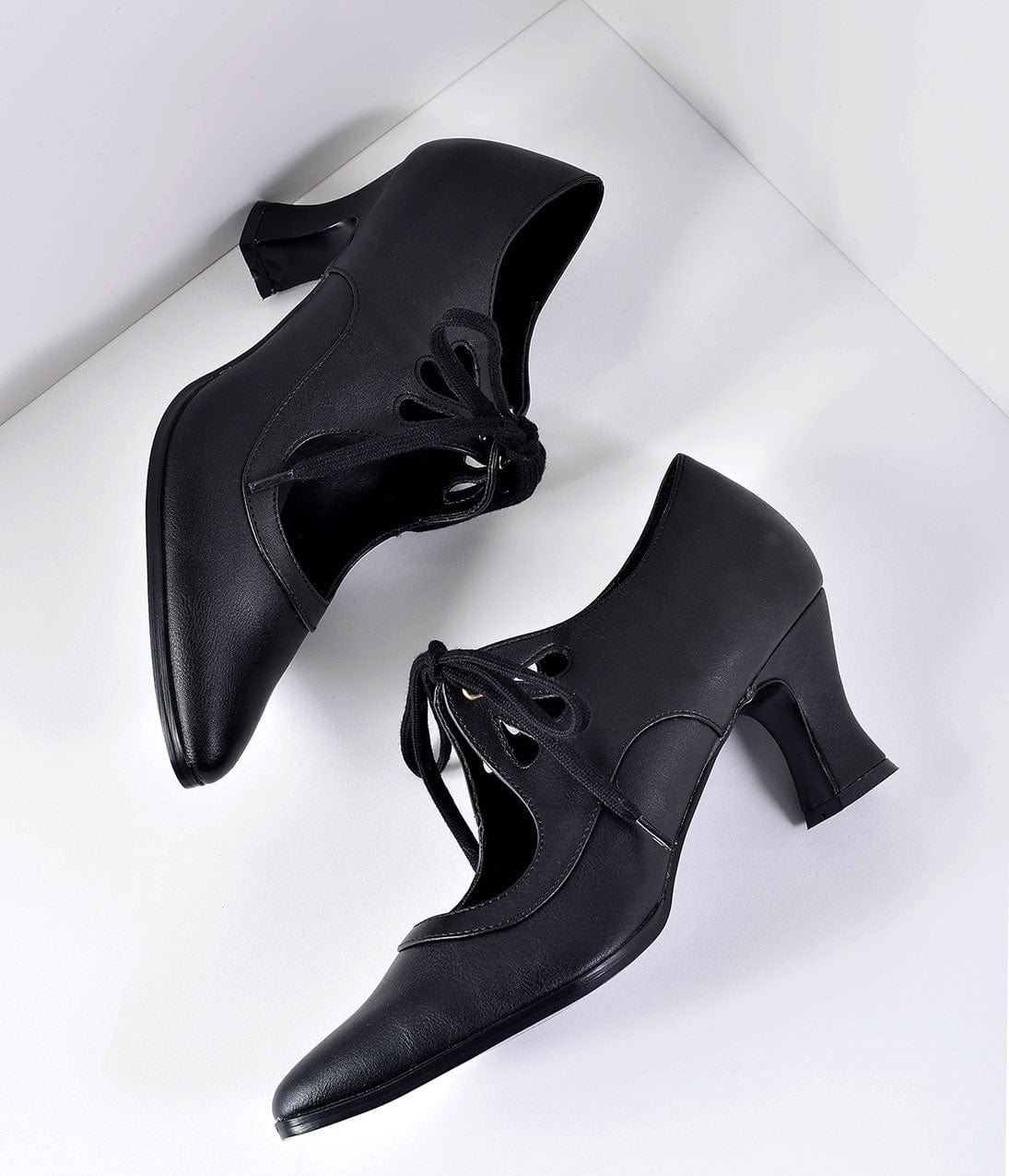 

Vintage Style Black Leatherette Bow Tie Pointed Toe Heels