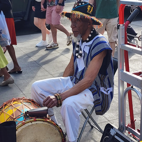 Homme jouant du tambour à BAM Dance Africa 2023