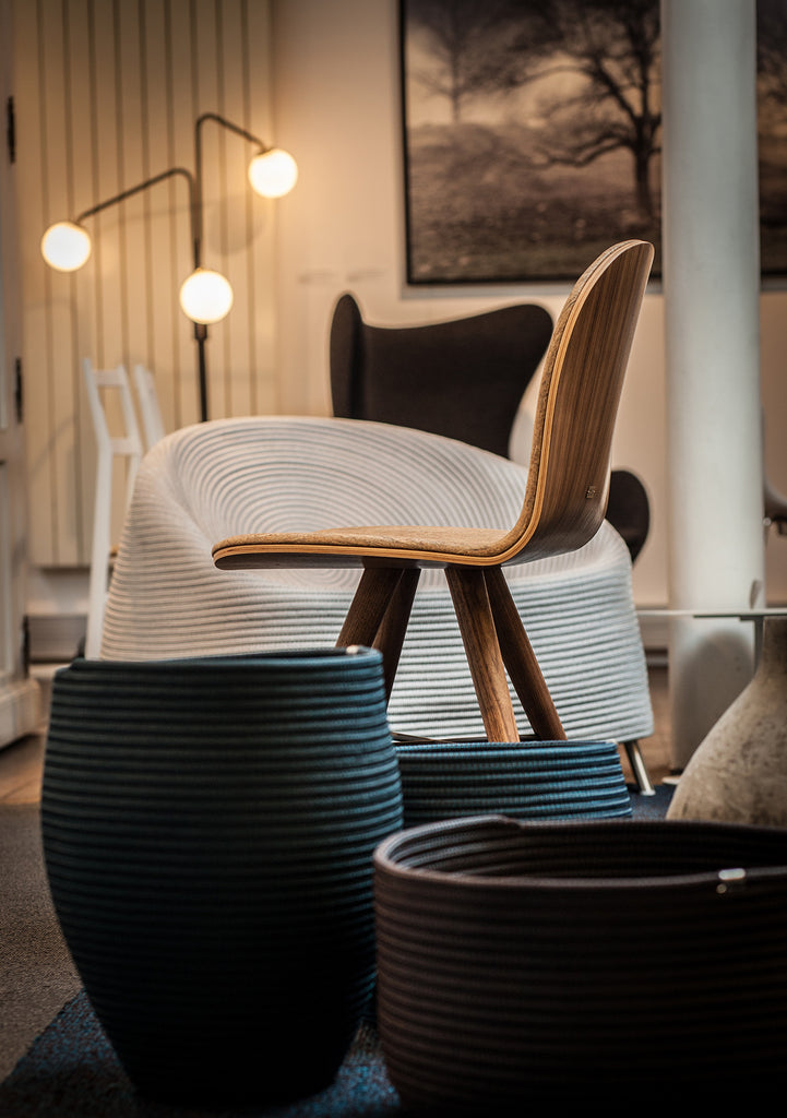 SEED – Luxury Chair – Stuhldesign, schlichtes Design, Stuhlideen, Restaurantstuhl, Zuhause, Kissen, Polsterung, Nussbaum, modernes Design