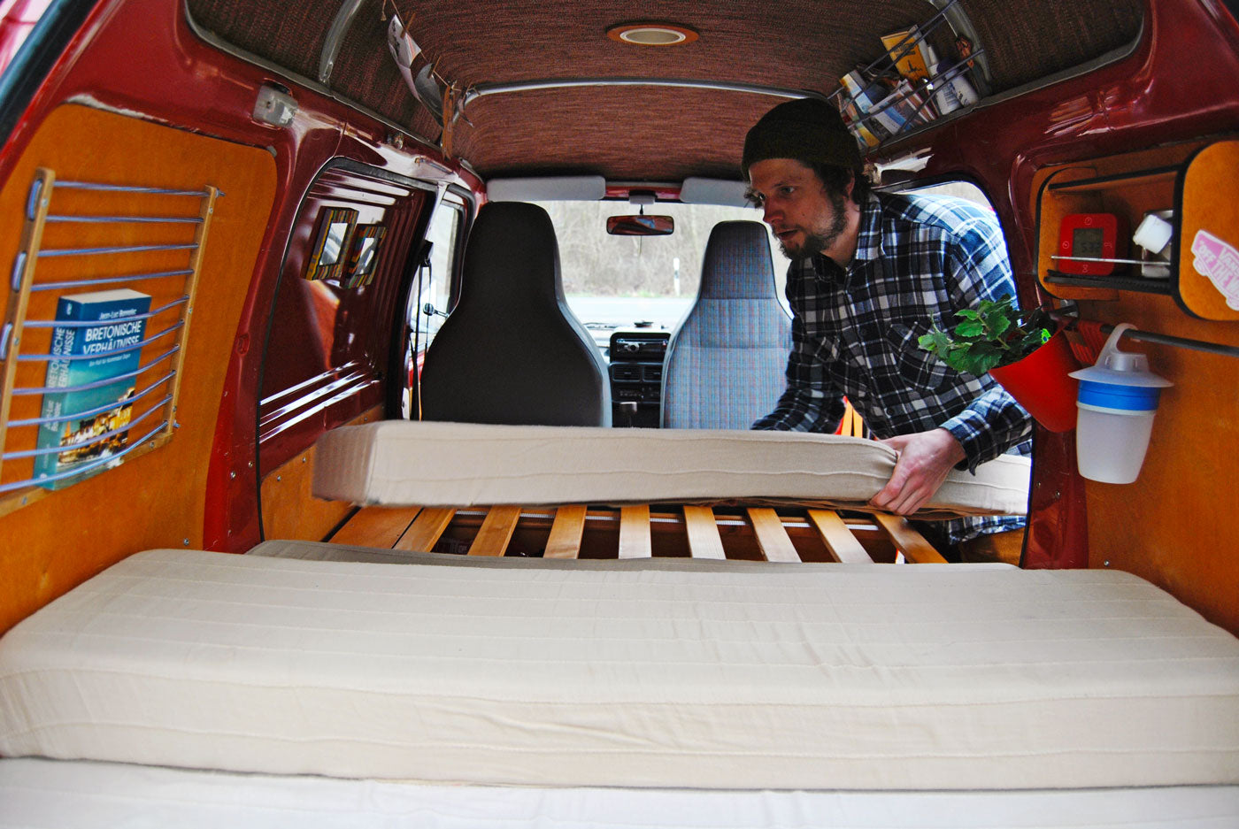 The inside of this Daihatsu Hijet measures only 3 x 1.4 x 1.8 metres. Still there is room for a bed, table, and clothing storage. (Photo: Daniel Kalinowski)