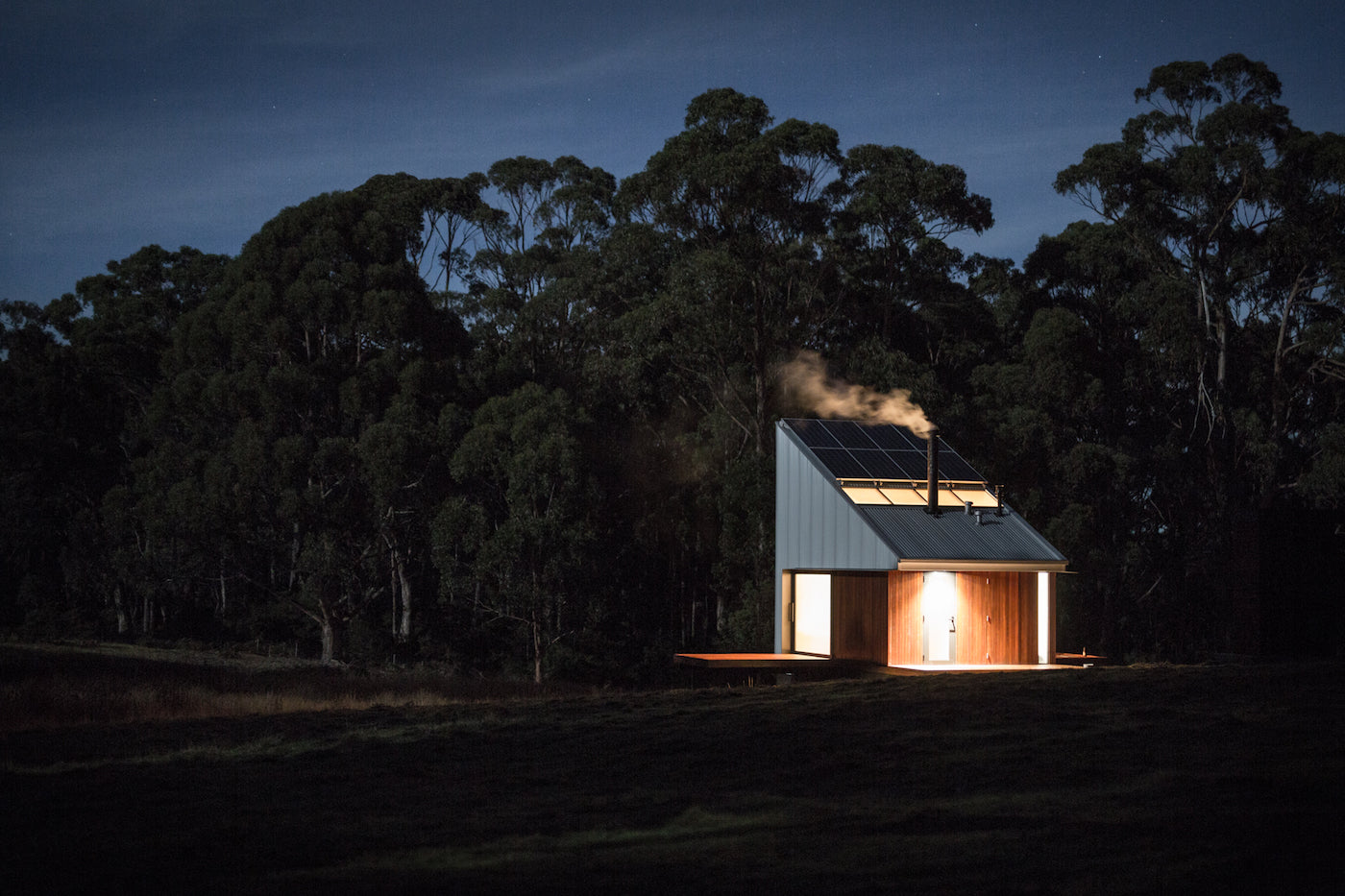 A cabin on Bruny Island (Tasmania, Australia) by night. (Photo: Rob Maver)