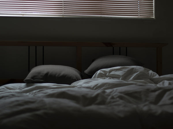 dark bedroom sleep latency