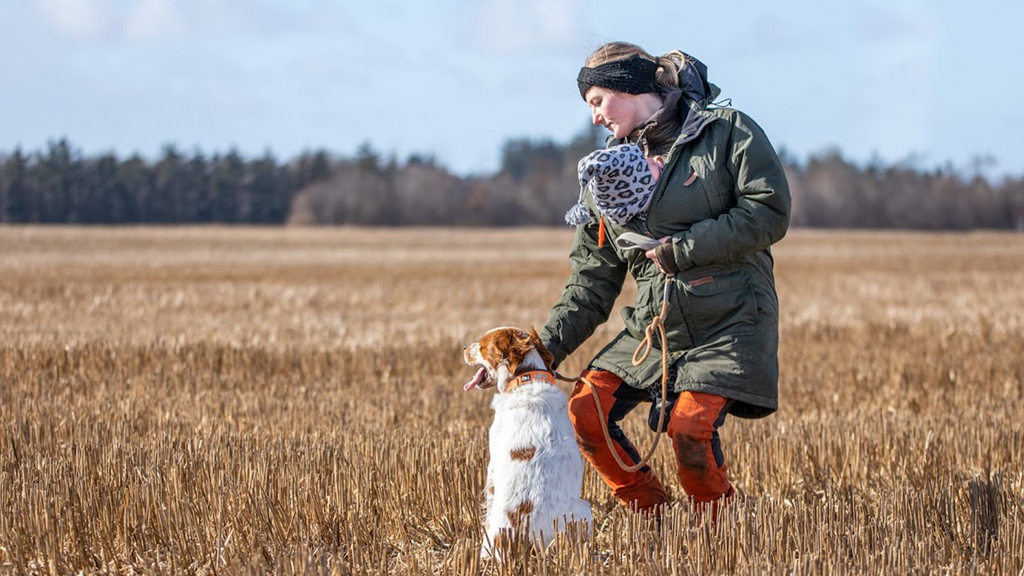 Louise på marken med hunden Aston og datteren Alberte