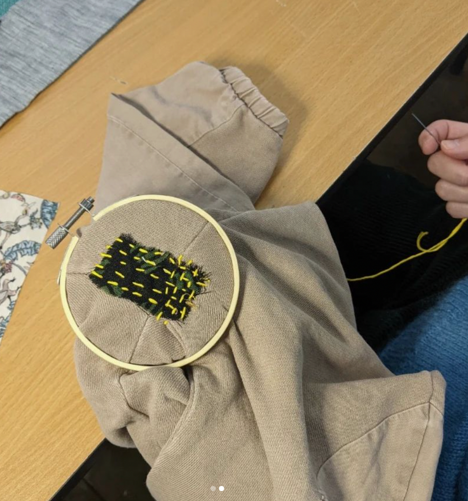 Darning clothes Untied mending workshop