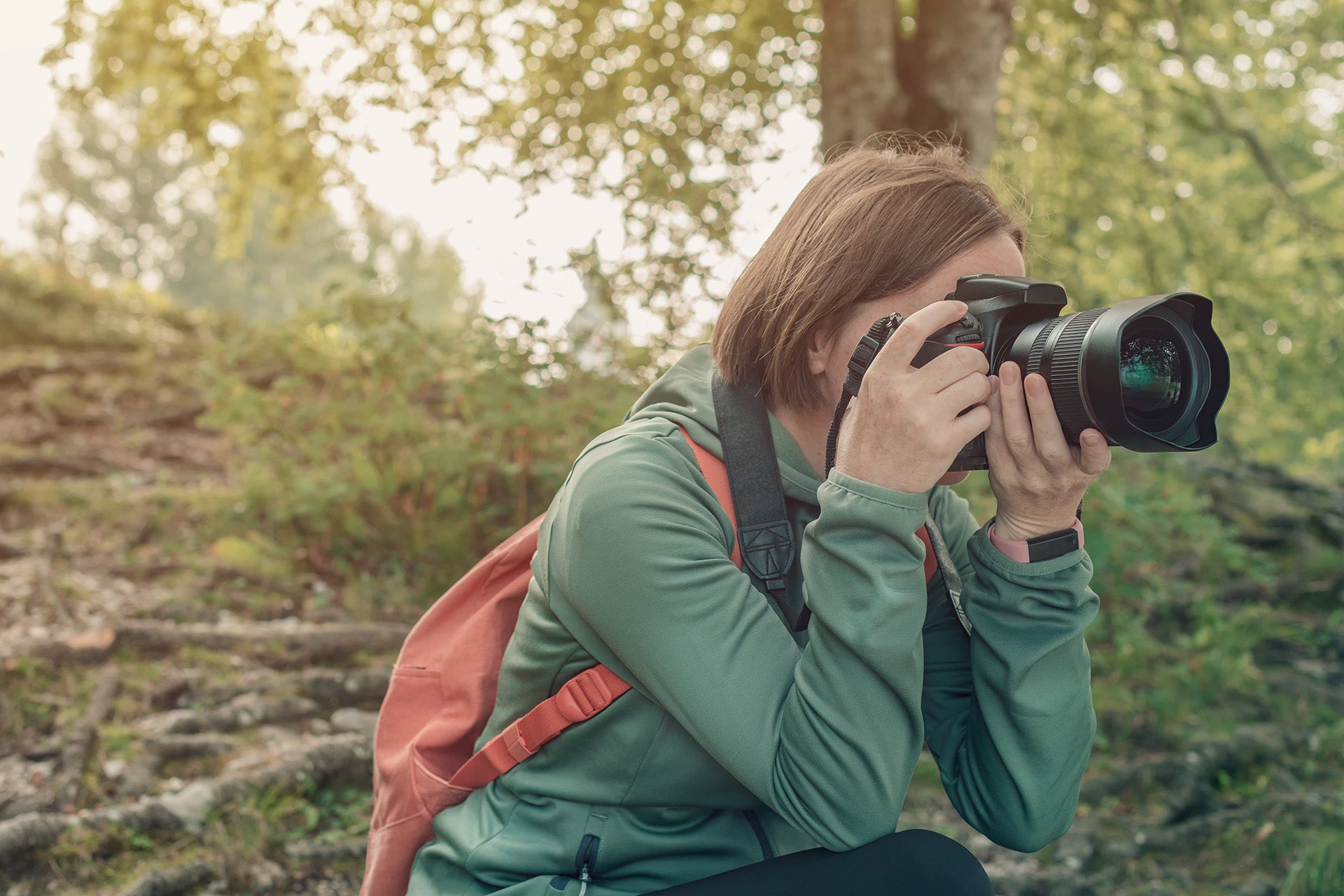 Femme tirant avec un objectif WA