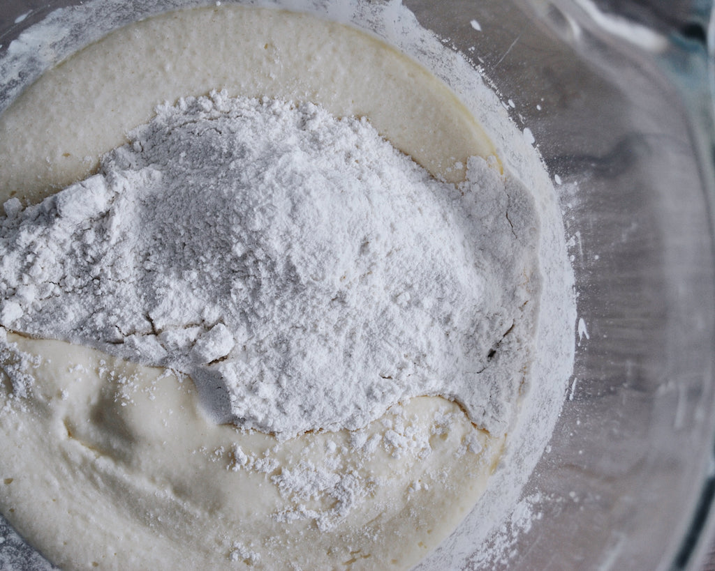 Y incorporer le premier mélanger farine-levure-sel.