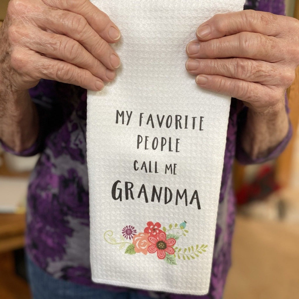 https://cdn.shopify.com/s/files/1/2725/6332/products/myfavoritepeoplecallmegrandma_1600x.jpg?v=1628891687