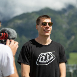 Man at round 3 of the 2022 World Cup DH wearing a Troy Lee Designs Badge tee 