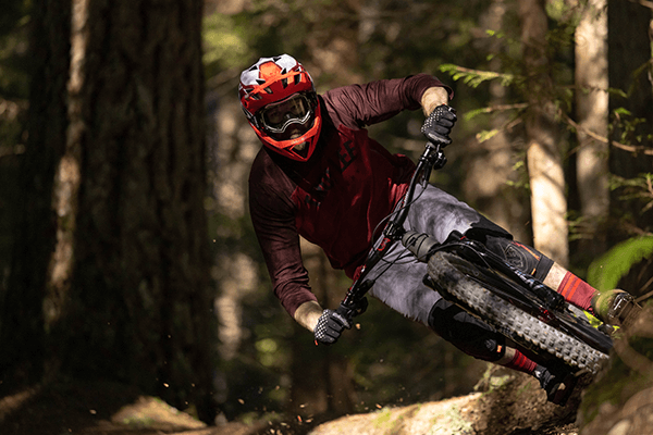 Cyclist shredding in woodland in TLD A3 hlemet