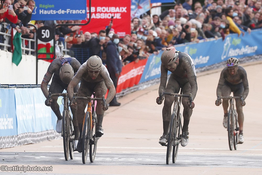 Colbrelli, Van der Poel and Vermeersch sprint to the finish line Paris-Roubaix
