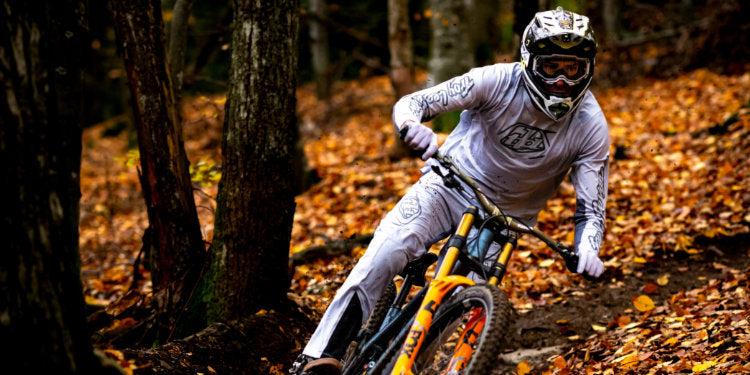 Mountain biker shredding in pale Troy Lee Designs Sprint jersey and trousers