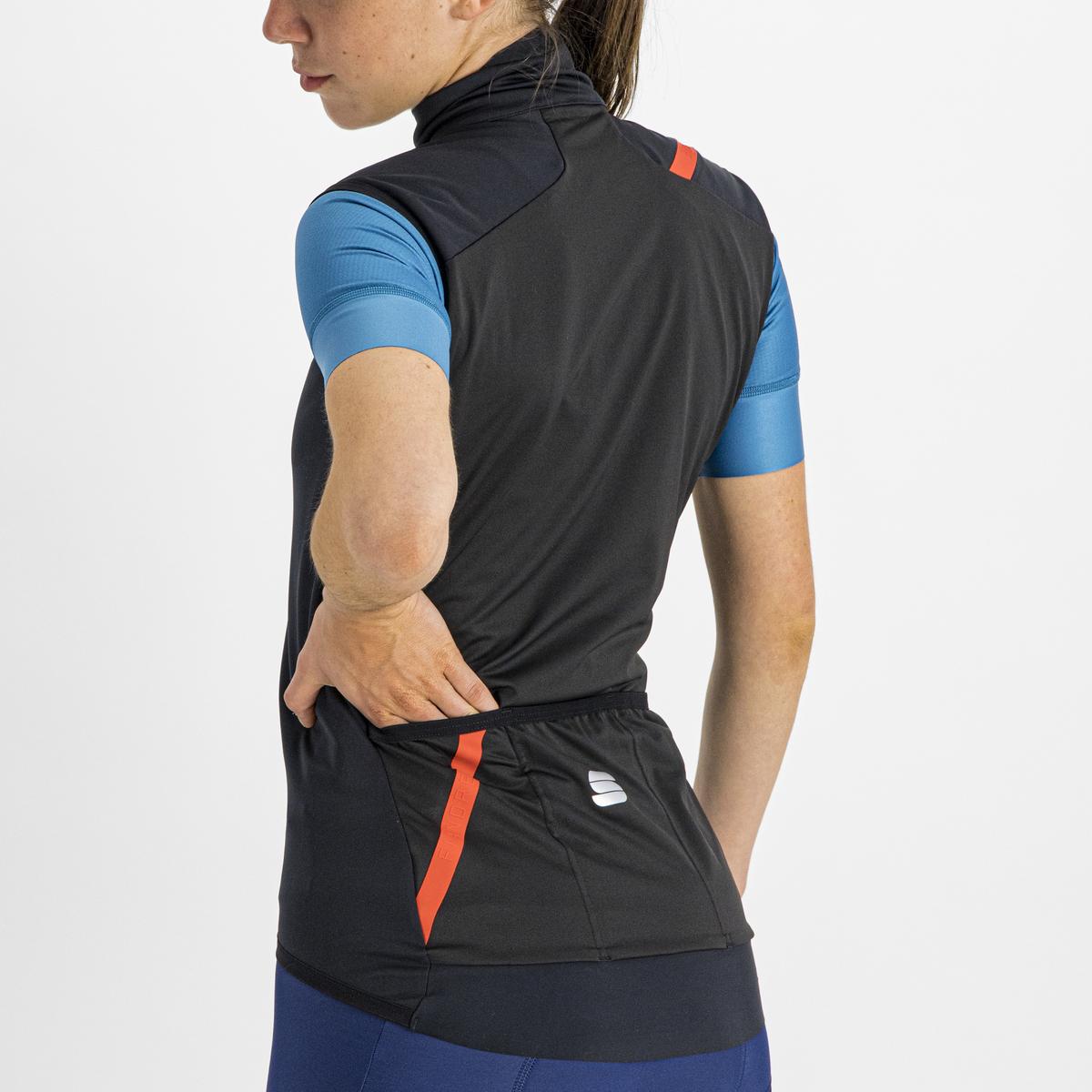 Model with back to camera wearing the Sportful Fiandre Light NoRain Vest